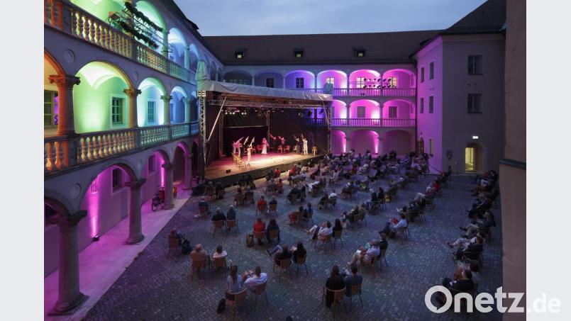 Vor einer außergewöhnlichen Kulisse im Innenhof des Regensburger Thon-Dittmer-Palais präsentierte das Regensburger Theater das Stück „Paare“. Die Inszenierung war der Start in die neue Saison: Die Besucher mussten den Sicherheitsabstand einhalten und nur 100 Gäste waren zugelassen. Bild: Stefan Effenhauser