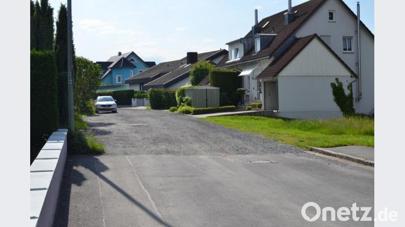 Die Max-Reger-Straße ist in Teilbereichen eine Schotterpiste. Das will die Stadt nun ändern. Einstimmig sprach sich der Stadtrat für den Ausbau aus. Bild: Benkhardt