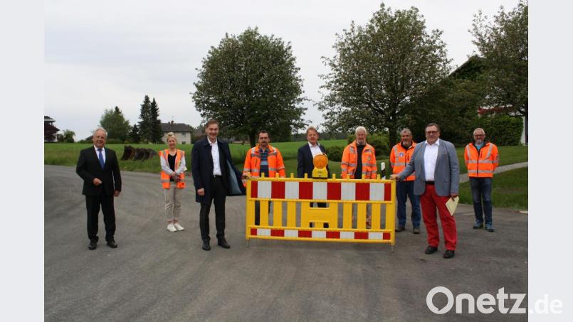 Bild (von links): Helmut Voit, Bürgermeister der Gemeinde Nagel, Daniela Höpfner vom Staatl. Bauamt, Landrat Peter Berek, Steffen Künzel, Thomas Küfner und Lothar Wolf von der Firma SGB Tiefbau GmbH, Erwin Kislinger von der Straßenmeisterei Wunsiedel, der Siegfried Beck vom Staatlichen Bauamt sowie Horst Ringlein von der Straßenmeisterei Wunsiedel Bild: exb