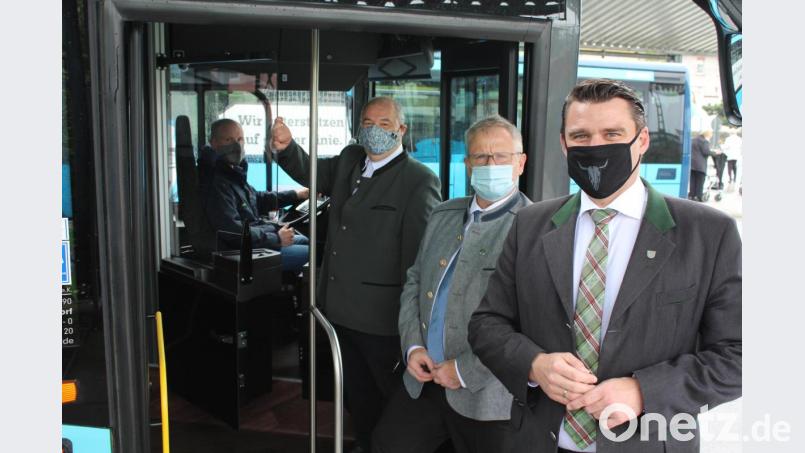 Landrat Thomas Ebeling (von links), Oberbürgermeister Andreas Feller, Firmeninhaber Wolfgang Wies und einer seiner Mitarbeiter auf dem Fahrerplatz begrüßen die wieder gegebene Möglichkeit, Fahrgäste vorne einsteigen zu lassen und dabei den Fahrpreis kassieren zu können. Bild: Hans Prechtl/exb