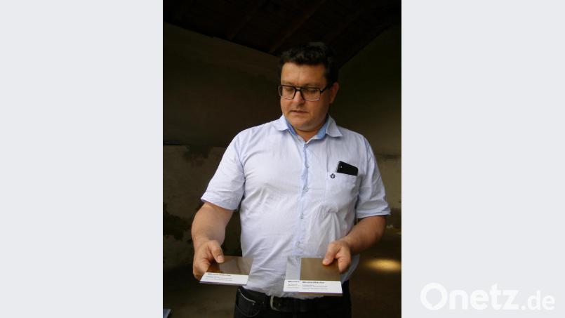 Planer Markus Braun vom Atelier Braun mit den Mustern des Materials, wie es für die Verkleidung an der Frontseite des Kolumbariums verwendet wird. Bild: pz