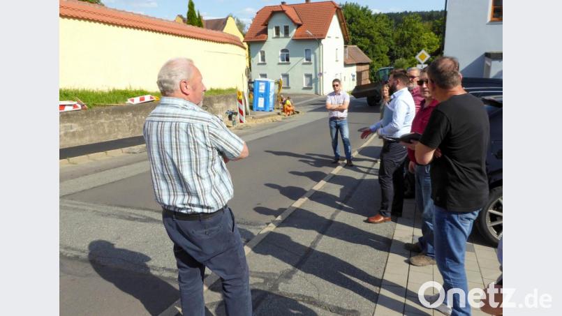 Der Bauausschuss inspiziert die Betonmauer unterhalb des Friedhofs entlang der Johann-Dietl-Straße. Bild: fsb
