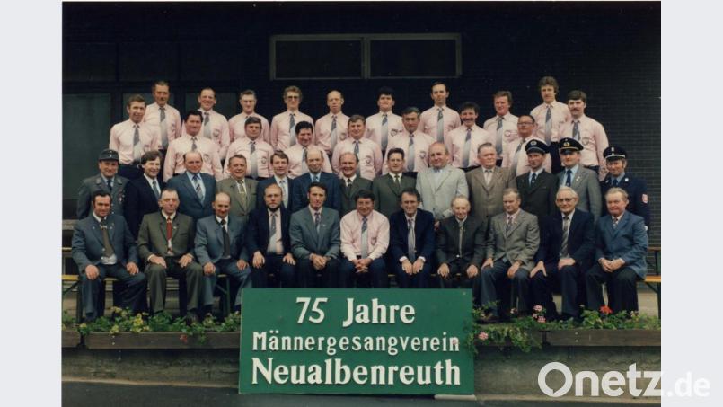 1985 feierte der MGV Neualbenreuth sein 75-jähriges Bestehen. Viele Sangesbrüder sind beim 100-jährigen nicht mehr dabei.
Das offizielle Foto zum 75-jährigen Bestehen; Bild: fsc
