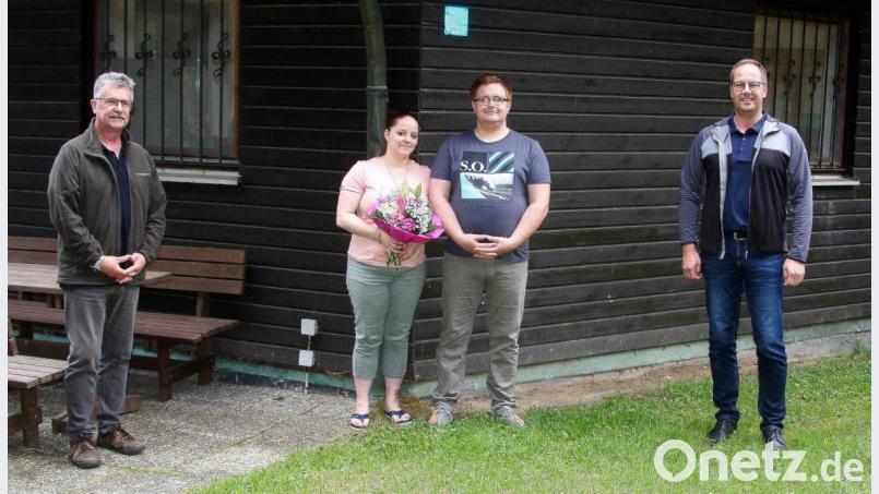 Bürgermeister Wolfgang Braun (links) und Marktrat Harald Bächer (rechts) wünschten dem neuen Pächter Benjamin Sperber und seiner Lebensgefährtin Jessica Flunk viel Erfolg bei der künftigen Arbeit im Waldbadeweiher-Kiosk. Bild: wro