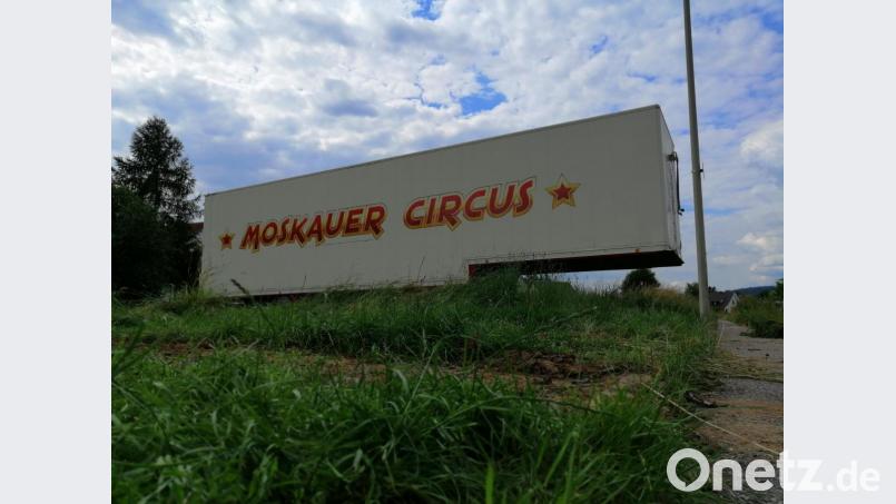 Die Furchen in der Wiese zeugen noch vom Abtransport der zwei Anhänger des Moskauer Circus. Unterstützerin Silvia Loew kann nicht nachvollziehen, warum weder die Zirkusbetreiber noch sie als Besitzerin des Grundstücks von der Beschlagnahmung informiert wurden. Bild: wpt