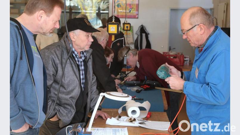 Manchmal sind es nur Kleinigkeiten, die sich schnell reparieren lassen: Beim Repaircafé (unser Bild entstand in Freudenberg in der Schulwerkstatt) nehmen ehrenamtliche Tüftler, von denen jeder sein Spezialgebiet hat, kaputte Kleingeräte unter die Lupe. Bild: Wolfgang Steinbacher