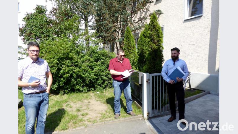 Bürgermeister Dippold, Geschäftsstellenleiter Forster und Ausschussmitglied Aichinger beim Ortstermin für die Freifläche beim NEW-Döner Bild: fsb