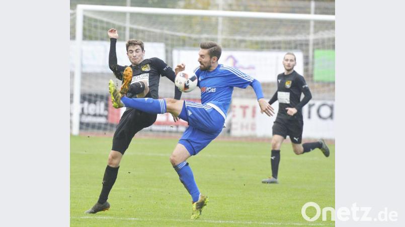 Kampf um den Ball, Mann gegen Mann - wann wird es solche Szenen, wie hier beim Bezirksliga-Spitzenspiel des FC Amberg gegen den SV Etzenricht (0:0) am 27. Oktober 2019, wieder auf den Amateurfußballplätzen geben? Bild: Ziegler