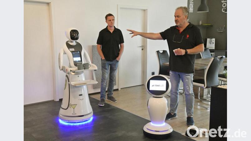 Rainer Becker von der Firma Showbotixx (rechts) stellte im Beisein von Rowisoft-Chef Robert Wismet die Roboter Jaime und Amy vor. Bild: Petra Hartl