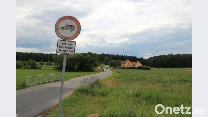 Der Langangerweg und der Sportpark in Raigering bekommen eine neue Zufahrt. Die Gemeinde Freudenberg saniert die Brücke über den Krumbach. Bild: upl