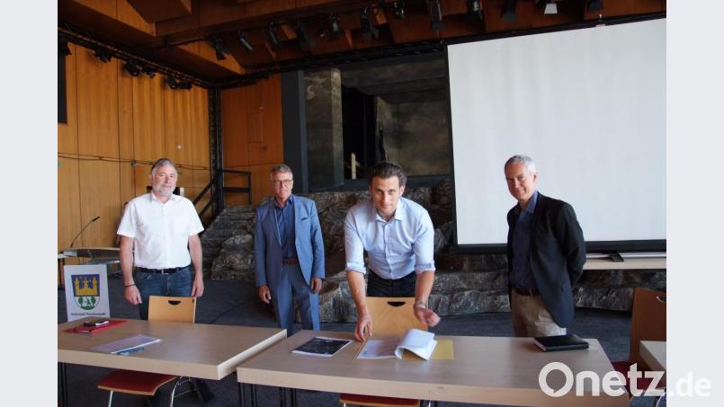 Gerhard Kederer und Frank Viehmann (von rechts) vom Staatlichen Bauamt Amberg-Sulzbach sowie Bürgermeister Franz Stahl und BBV-Kreisgeschäftsführer Ulrich Härtl standen den Landwirten Rede und Antwort. Bild: as