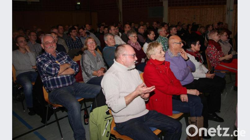 Viele Krummennaaber hatten sich auf den Weg in die Mehrzweckhalle gemacht, um bei der Bürgerversammlung dabei sein zu können. Bild: wro