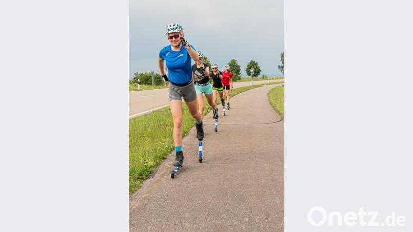 Rollski-Training bedeutet nicht stundenlanges dahinfahren, sondern beinhaltet auch viel Techniktraining, wie das Laufen ohne Stöcke. Hier im Bild die erfolgreiche Nachwuchsläuferin Ella Paul. Bild: chl