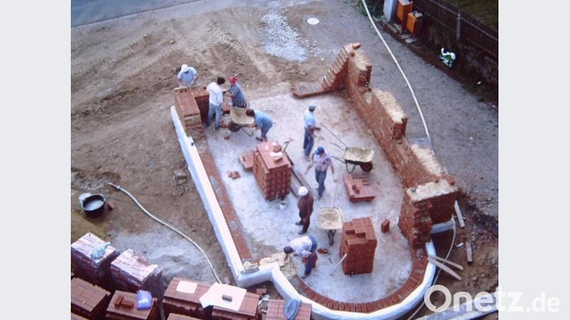 Fleißig packten die Prackendorfer beim Bau ihrer Kapelle mit an. Archivbild: rro