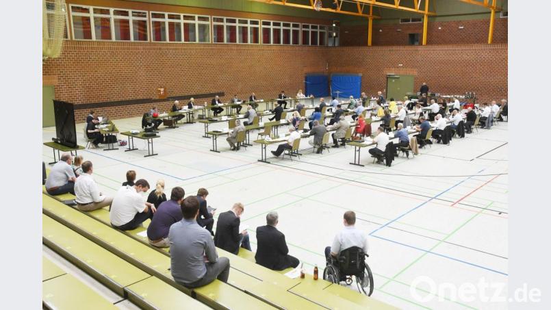 Der ungewöhnliche Tagungsort des Stadtrats diente gleich als Anschauungsobjekt, wie dringend nötig eine neue Dreifachturnhalle ist. Jedenfalls für Matthias Loew. Der SPD-Stadtrat sprach vom &quot;traurigen Zustand der Mehrzweckhalle&quot;. Bild: Gabi Schönberger