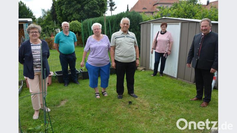 Zu den Geburtstagsgratulanten für Bernhard Thoma, hier im Bild mit Ehefrau Irmgard (Mitte), zählten (von links) Wanderfreunde-Vorsitzende Andrea Zinnecker, die Vorstandsmitglieder Max und Maria Kunz, sowie Zweiter Bürgermeister Johann Brandl. Bild: jr