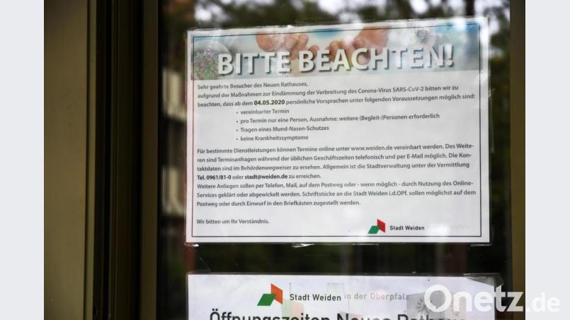 Bis auf Weiteres bleibt dieser Aushang am Rathaus-Eingang. Er weist darauf hin, dass Besuche nur nach Terminvereinbarung möglich sind. Bild: Gabi Schönberger