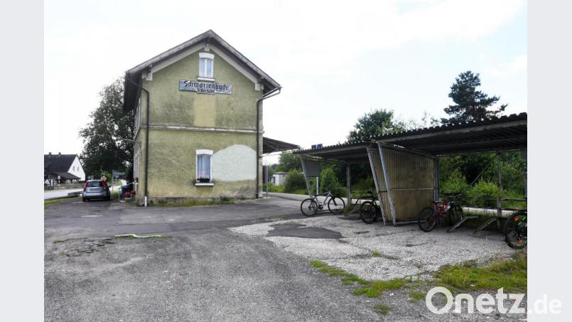 Eine Machbarkeitsstudie zur Umgestaltung des Schwarzenbacher Bahnhofsareals (Bild) und des Gemeindezentrums soll noch heuer in Auftrag gegeben werden. Die Gemeinde veranschlagt dafür im Haushalt 45 000 Euro. Bild: Gabi Schönberger