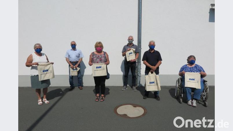 Die VdK-Vorstandschaftsmitglieder Martha Sigritz, Ottmar Deubzer, Christine Erhardt, Günter Deiml, Christof Erhardt und Rita Würstl (von links) haben sich für die Ehrung der Jubilare etwas ganz Besonderes einfallen lassen. Bild: jzk