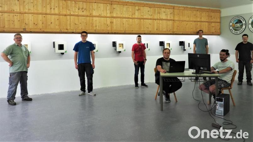 Die Linda- Schützen nach der Montage der Messrahmen und beim ersten Funktionstest der EDV- Installation. Im Bild (hinten von links) Vereinskassier Dieter Beer, Vorsitzender Martin Riedl, Sportleiter Uwe Dybicki, die Ausschussmitglieder Thomas Göhl und Lukas Lanzendörfer sowie (vorne von links) Zweiter Jugendleiter Michael Riedl und Zweiter Vorsitzender Martin Freundl. Bild: exb