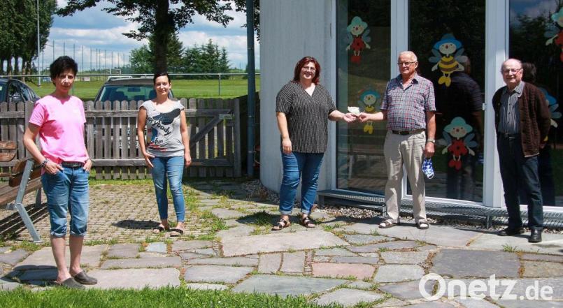 Die Erzieherinnen und die von ihnen betreuten Buben und Mädchen freuen sich. Das Vereinsmögen der Reuther Stammtischfreunde kommt dem Kinderhaus „Steinwaldwichtel – Sankt Josef“ zugute. Hans Wagner und Werner Käß (von rechts) überreichten den Betrag an die Erzieherinnen Claudia Zimmerer, Silvia Käß und Karin Krenkel (von links). Bild: wro