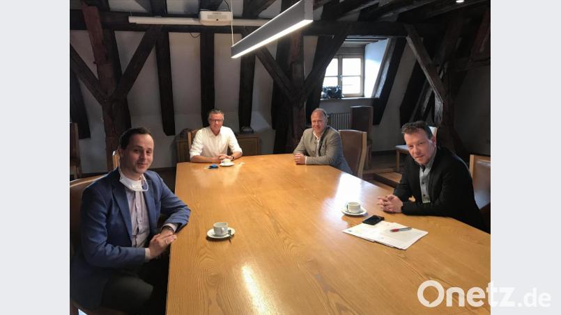 Klärungsgespräch im Rathaus von Hirschau (von links): BRK-Kreisgeschäftsführer Sebastian Schaller, Hirschaus Bürgermeister Hermann Falk, Schnaittenbachs Bürgermeister Marcus Eichenmüller und der Geschäftsleiter des Zweckverbands, Stefan Nepp. Bild: exb