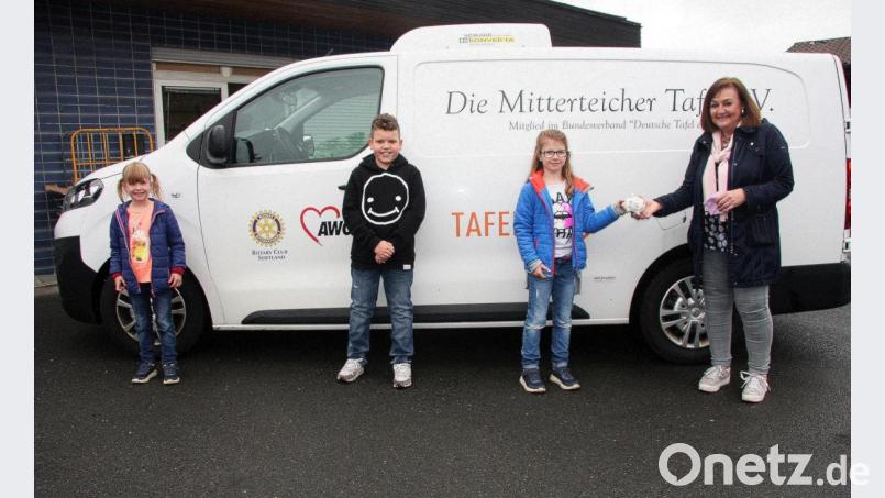 Greta, David und Emma überreichten der Vorsitzenden der Mitterteicher Tafel, Nicole Fürst (von links), ihr gefülltes Sparschwein, um es anschließend gemeinsam zu schlachten. Bild: wro