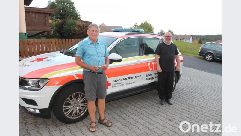 HvO-Sprecher Markus Meyer (rechts) bedankt sich bei Manfred Janker für dessen Leistungen. Bild: pi