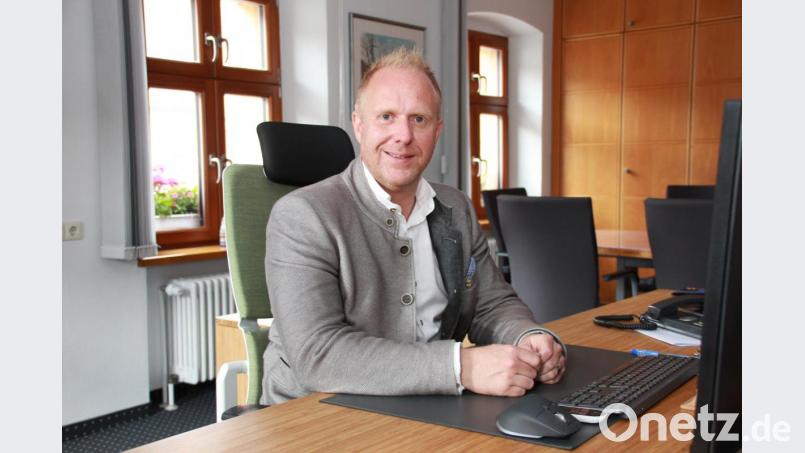 Marcus Eichenmüller (CSU), der neue Bürgermeister von Schnaittenbach, in seinem Amtszimmer. Bild: Stephanie Hottner