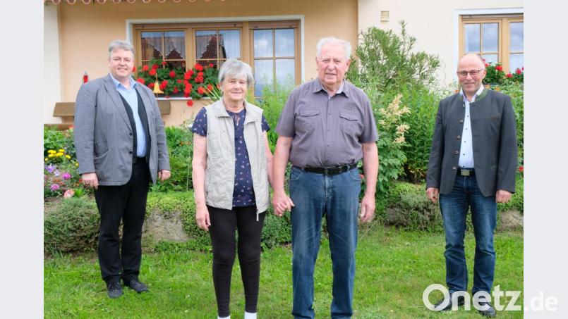 Feuerwehrchef und stellvertretender Bürgermeister: Das sind nur zwei von vielen Ehrenämtern, die Hans Diepold über Jahrzehnte bekleidete. Unser Bild zeigt den Jubilar mit Ehefrau Rosi, Pfarrer und Prior Adrian Kugler (links) sowie Bürgermeister Albert Nickl (rechts). Bild: do