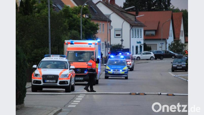 Auch Einsatzkräfte von Polizei und Rettungsdienst waren vor Ort. Verletzt wurde aber niemand. Bild: Alexander Auer