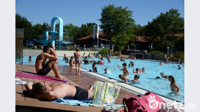 Im Hockermühlbad sind ab 3. Juli wieder alle Bereiche nutzbar. Auch der Sprungturm und das Nichtschwimmerbecken. Allerdings dürfen sich zeitgleich maximal nicht mehr als 1100 Besucher auf dem Gelände befinden. Archivbild: Petra Hartl