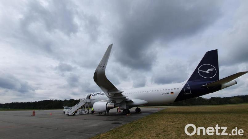 Lufthansa Technik hat wöchentlich Mitarbeiter aus Hamburg zum Fliegerhorst Nordholz entsandt, um Systemchecks am Airbus A320-200 D-AIWK &quot;Weiden in der Oberpfalz&quot; vorzunehmen. Dadurch blieb die Maschine stetig in einsatzbereitem Zustand. Bild: Heike Leuschner/exb