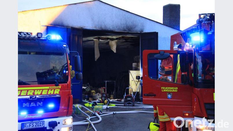 Eine Lagerhalle eines stillgelegten Speditionsgebäudes brannte am Mittwoch in Schierling (Kreis Regensburg). Bild: Alexander Auer
