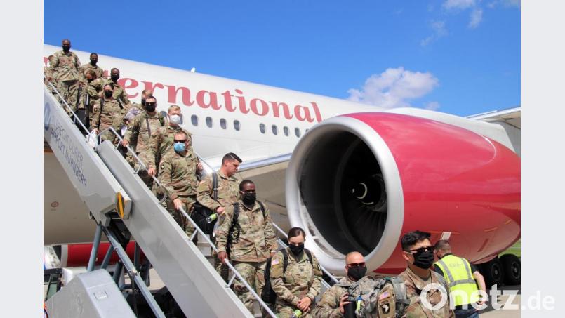 Die ersten 230 US Soldaten treffen auf dem Nürnberger Flughafen ein. Bild: jma