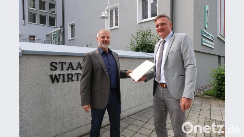 Schulleiter Thomas Reitmeier (links) überreicht seinem neuen Stellvertreter Eduard Bauer die Urkunde. Bild: Kunz