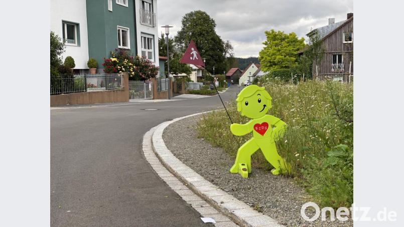 Von den grünen Männchen versprechen sich die Gemeinderäte mehr Verkehrssicherheit für Kinder als von den Plakaten des Landratsamtes. Bild: Eichl