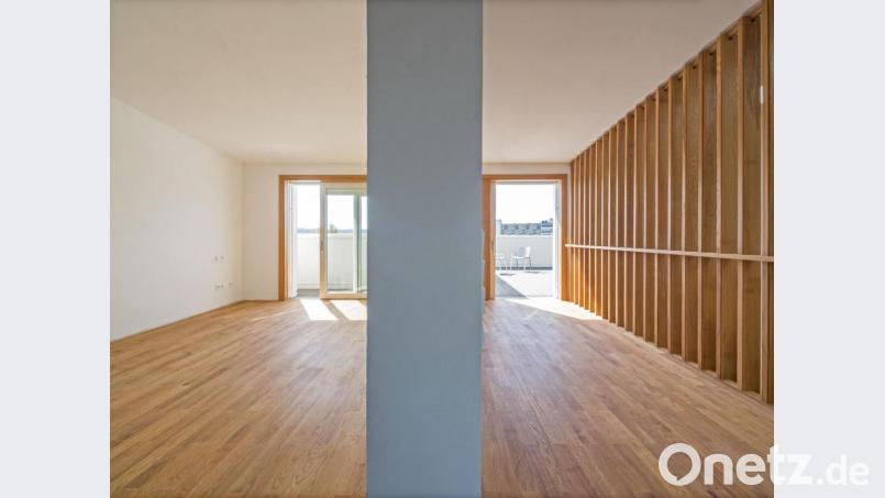 Einblicke in Objekte wie das von Architekt Karlheinz Beer geplante Wohn- und Geschäftshaus am Josef-Witt-Platz in Weiden gibt es bei den virtuellen Architektouren 2020. Bild: Oliver Heinl/exb