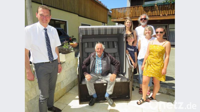 Im Kreise seiner Familie feiert Ludwig Beutler seinen 80. Geburtstag. Bürgermeister Ernst Schicketanz (links) überbringt die Glückwünsche der Gemeinde. Bild: adj