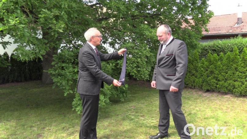 Noch-Präsident Reinhold Bayer übergibt traditionell die rotarische Krawatte an seinen Nachfolger Reinhold Gietl. Bild: Kummer/exb