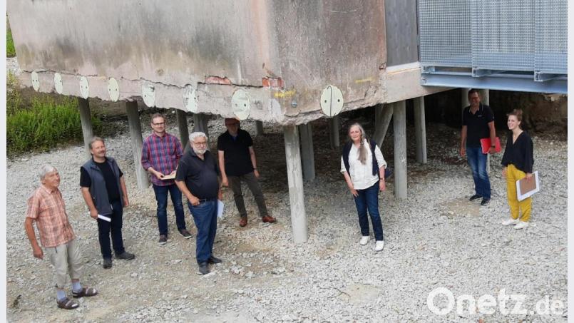 Helmpflicht besteht nun nicht mehr! Nun geht es an die Äußerlichkeiten. Regierungsdirektorin Regina Harrer (Dritte von rechts) informierte sich über den aktuellen Stand. Mit dabei (von links) der ehemalige Bürgermeister Ludwig König, Bürgermeister Bernhard Schindler, Baumamtsleiter Achim Scherm, Bauleiter Karl Landgraf, Zweiter Bürgermeister Christian Drehobel, Kreisfachberater Harald Schlöger und Architektin Anna Firak Bild: ld