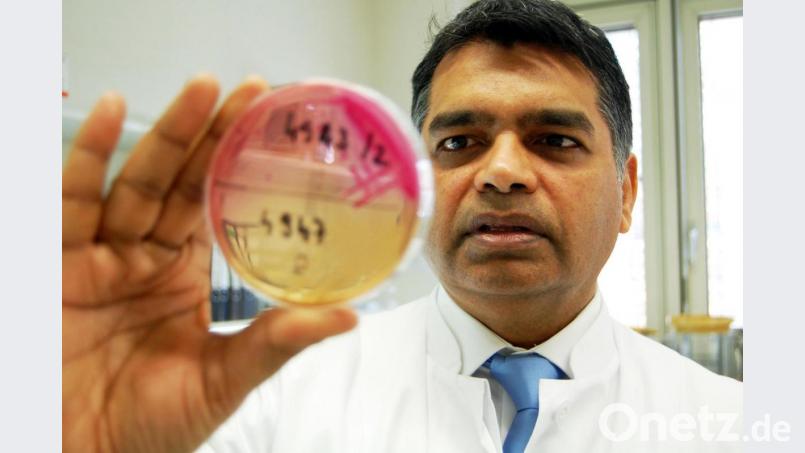Mit dem Blick in eine Petri-Schale kennt er sich aus: Professor Hamid Hossain ist seit fast 20 Jahren Facharzt für Mikrobiologie, Virologie und Infektionsepidemiologie. Seitdem schüttelt er fast niemandem mehr die Hand – aus gutem Grund, wie er im Interview erklärt. Bild: exb/Klinikum (Kramer)
