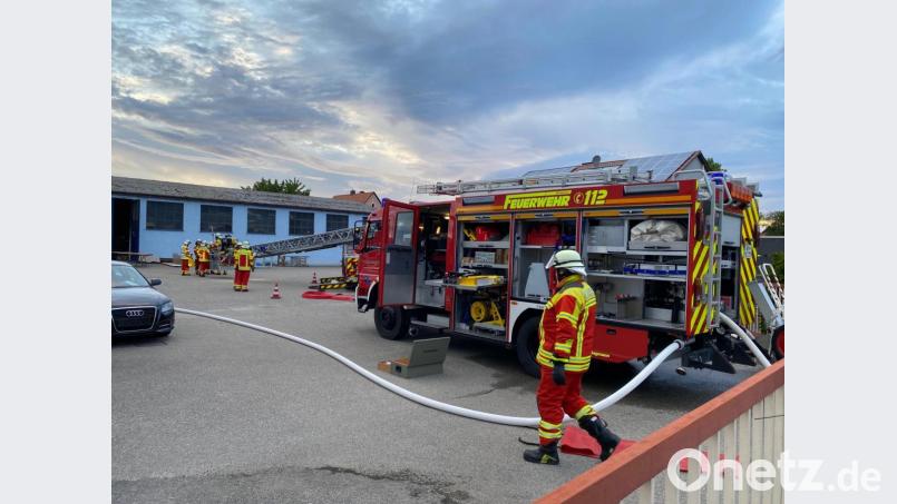 Mit rund 100 Einsatzkräften waren Feuerwehren der umgliegenden Orte bei einer Lagerhalle in Schierling, um dort einen Brand zu löschen. Bild: Alexander Auer