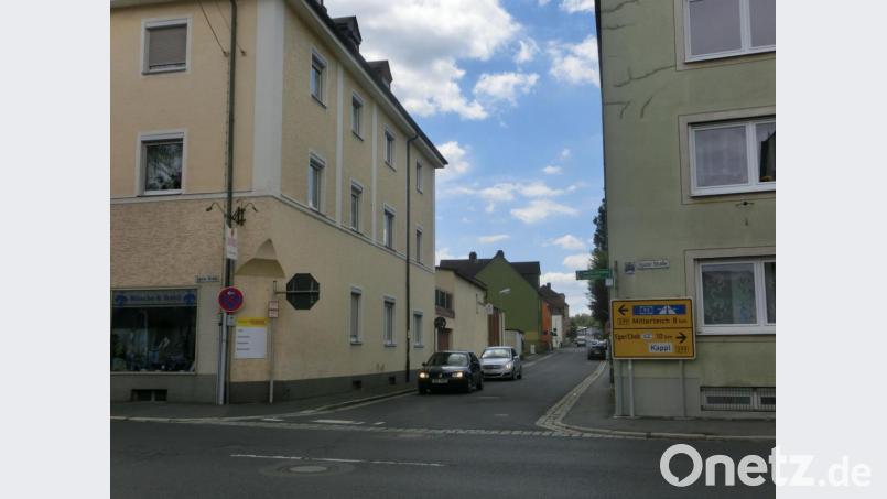 Die Liststraße (hier bei der Einmündung in die Egerer Straße) wird künftig Tempo 30-Zone, außerdem ist die Durchfahrt für Lkw mit 7,5 Tonnen zulässigem Gesamtgewicht begrenzt. Bild: kgg