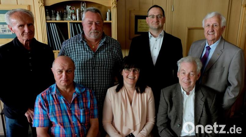 Vorstand und Aufsichtsrat im Jubiläumsjahr: sitzend von links Siegfried Schell, Vorstandsvorsitzende Marika Mauerer, Bernd Meier; stehend von links: der stellvertretende Aufsichtsratsvorsitzende Hans Lindner, Peter Girke, Aufsichtsratsvorsitzender Thomas Stetter und Berater Fred Lehner. Bild: Eichl