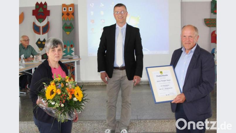Bürgermeister Dietmar Schaller nach der Überreichung der Dankesurkunde an seinen Vorgänger Michael Bauer und eines Blumenstraußes an dessen Frau Monika Bild: fsb