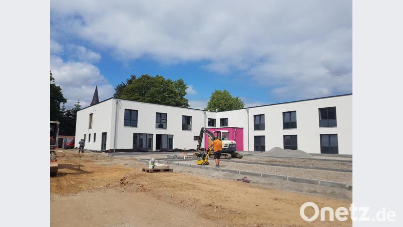 Das Haus für betreutes Wohnen und Tagespflege geht am 1. August 2020 in Betrieb. Derzeit werden die Außenanlagen hergestellt. Bild: gi