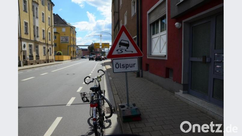 Gefährlich oder nicht. Zumindest wirkt das Verkehrsschild in der Nikolaistraße irritierend auf den Radler. Bild: Kunz