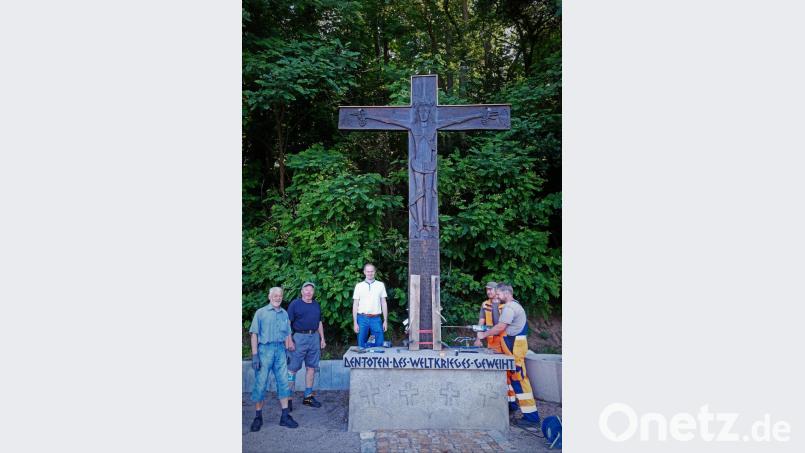 Albert Wildenauer, Erwin Hartinger, Bürgermeister Konrad Kiener und die Mitarbeiter des Bauhofs (von links) freuen sich über die gelungene Renovierung des Friedhofskreuzes. Bild: twi
