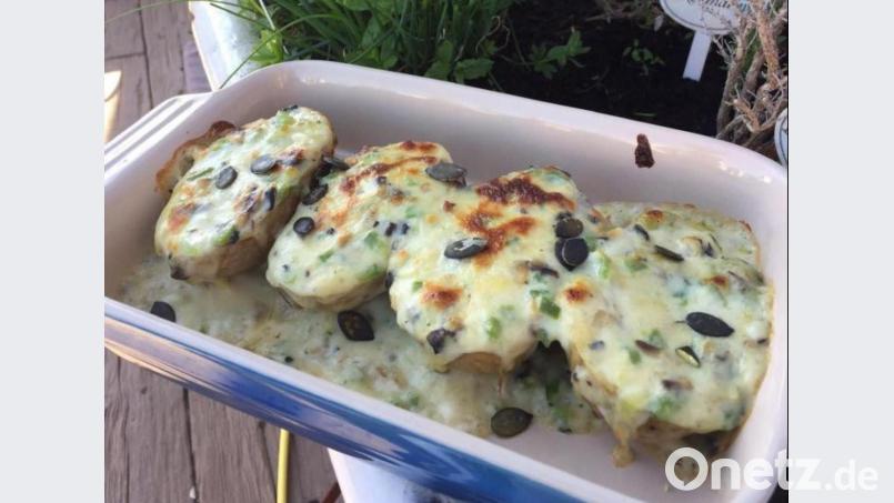 Die vorgekochten Kartoffeln werden in einer Auflaufform mit einer Champignon-Sauce und Käse überbacken. Bild: Michael Schiffer
